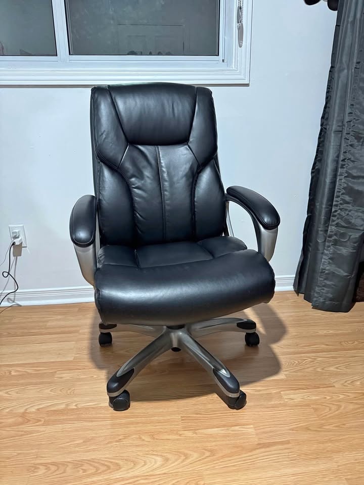 Staples Osgood High-Back Manager's Chair