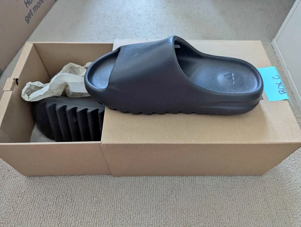 Yyz slides women's 9 thumbnail