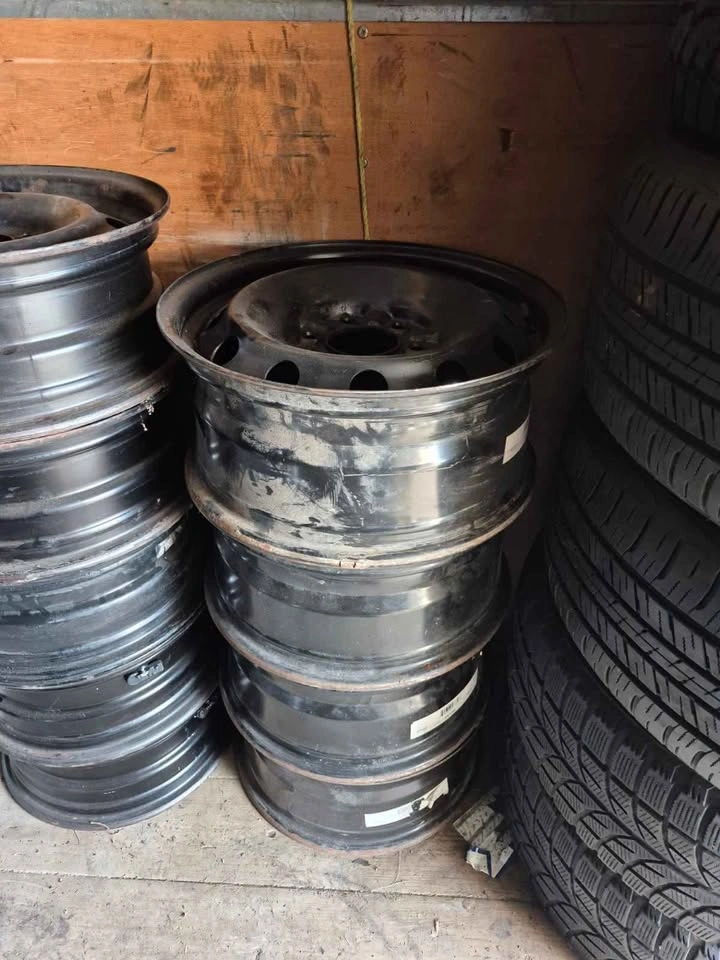 17inch Steel Rims Came off of Ford F150 - photo 2