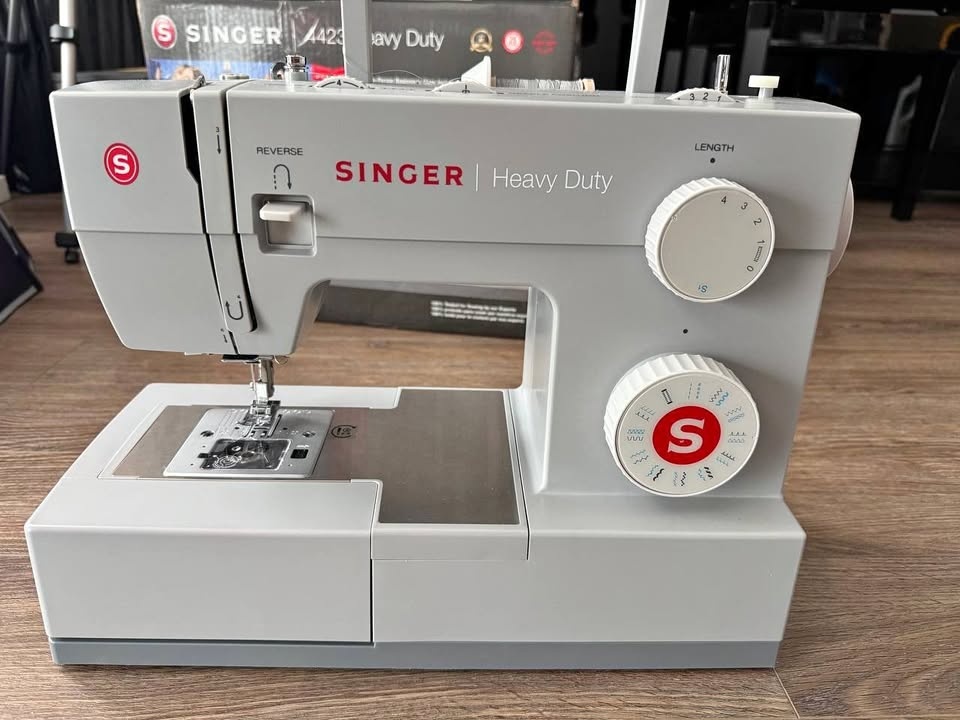 Singer Heavy Duty 4423 Sewing Machine - Rarely Used