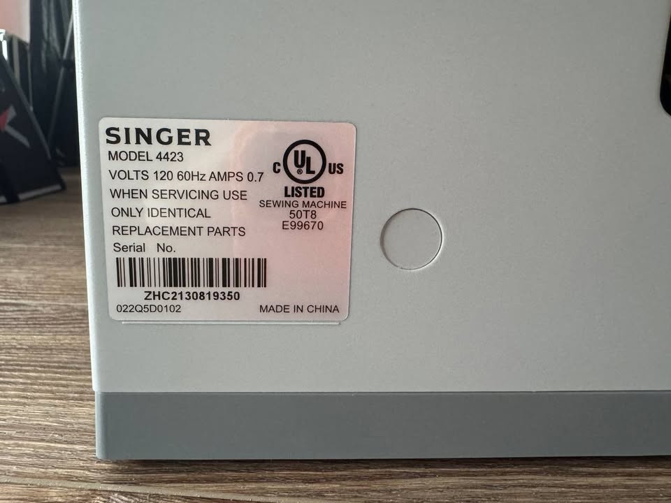 Singer Heavy Duty 4423 Sewing Machine - Rarely Used - photo 2