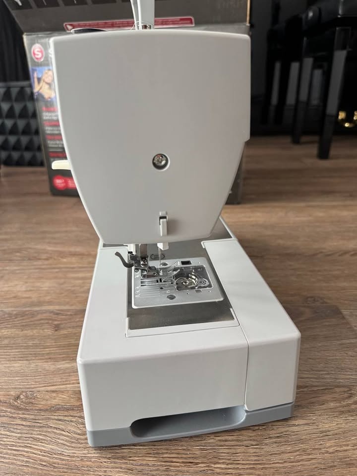 Singer Heavy Duty 4423 Sewing Machine - Rarely Used - photo 3