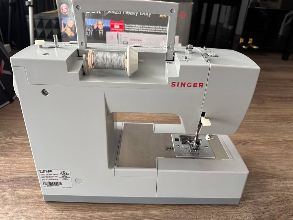 Singer Heavy Duty 4423 Sewing Machine - Rarely Used - photo 5