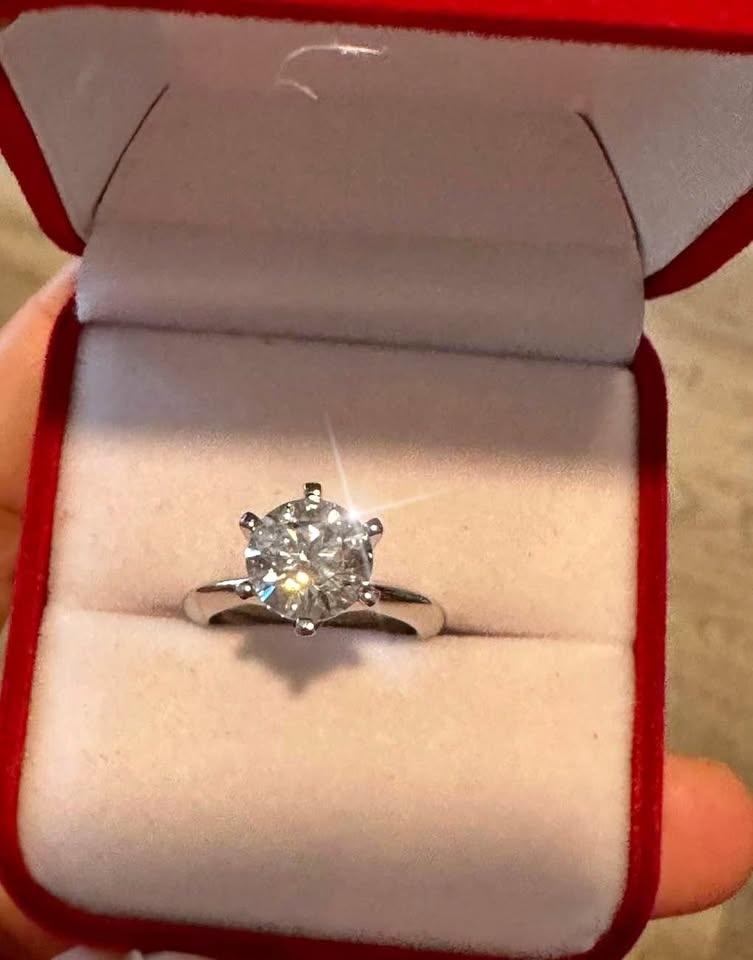 Brand new 2 ct women ring diamond created, with lab report