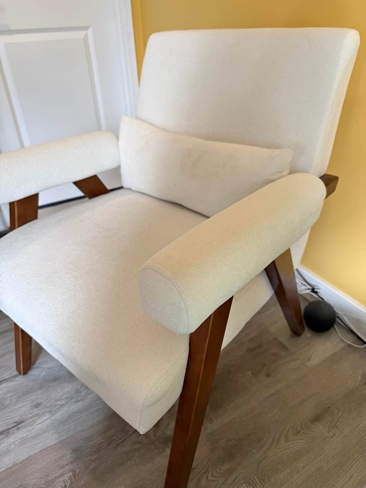 Like-New Mid-Century Accent Chair (Solid Wood / Stain Resistant)