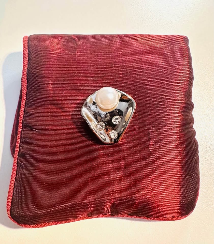 Shell Shape Brooch with Pearl and Shiny stones - photo 2