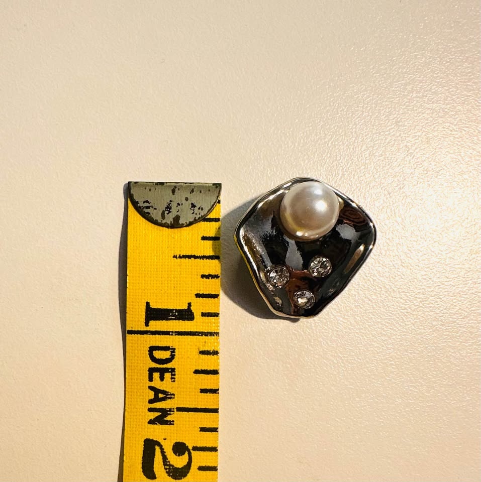 Shell Shape Brooch with Pearl and Shiny stones - photo 5