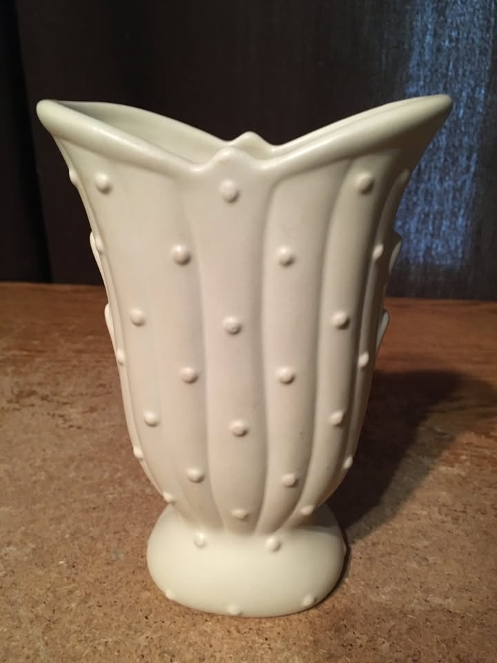 WHITE HALLMARK VASE 6.75" - photo 2