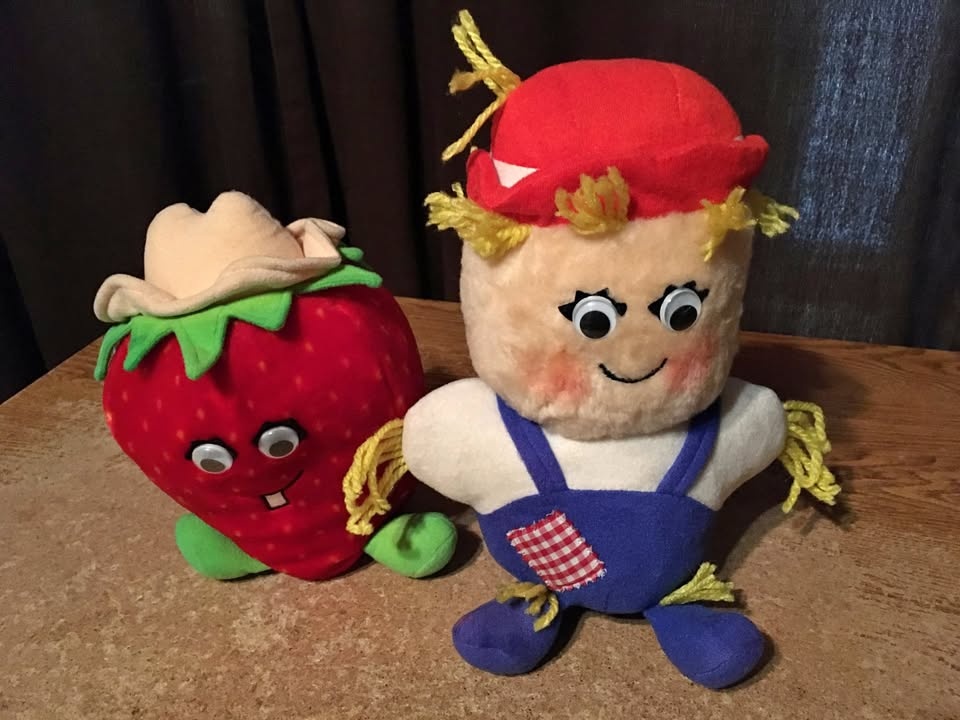 LOT OF 2 DEL MONTE YUMKINS PLUSH SCARECROW STRAWBERRY