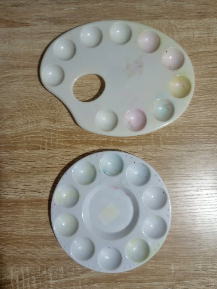 2 Plastic Paint Palettes