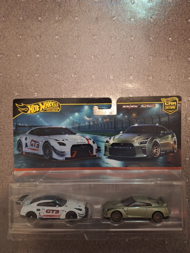Hot Wheels Premium Transport GTR 2 Pack