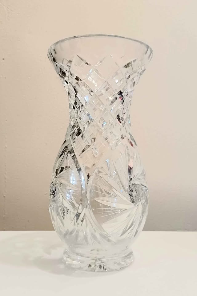 Hand Cut Pinwheel Bohemian Crystal Table Vase - photo 2
