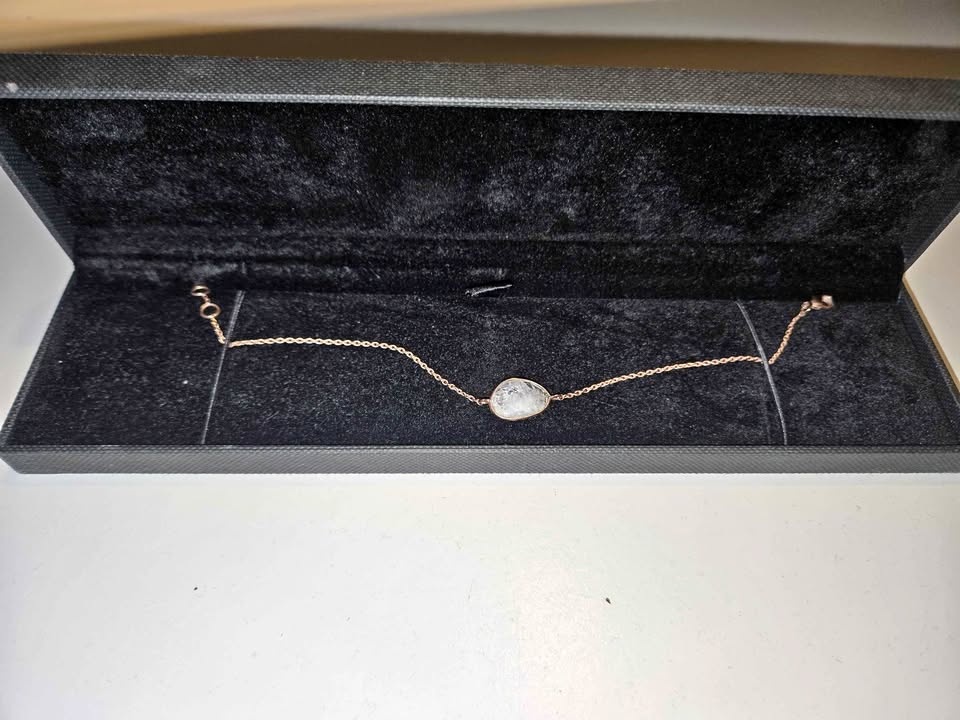 Necklace with circle quartz stone