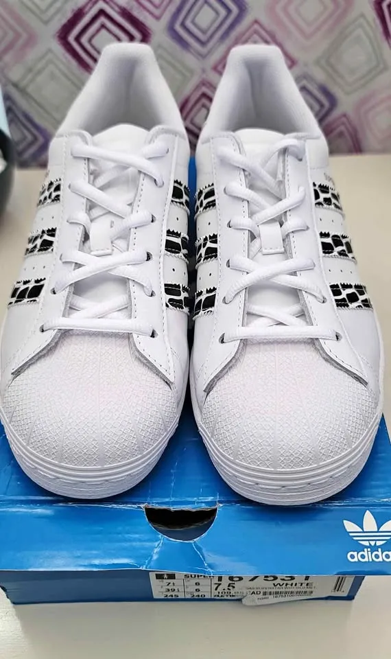 NEW Women's Adidas Superstar Shoes Size 7.5 thumbnail