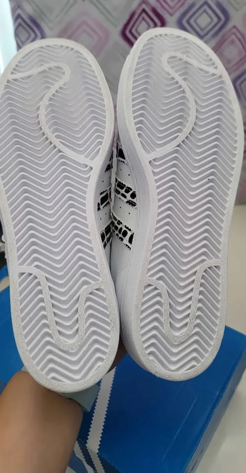 NEW Women's Adidas Superstar Shoes Size 7.5 image indicator(3)