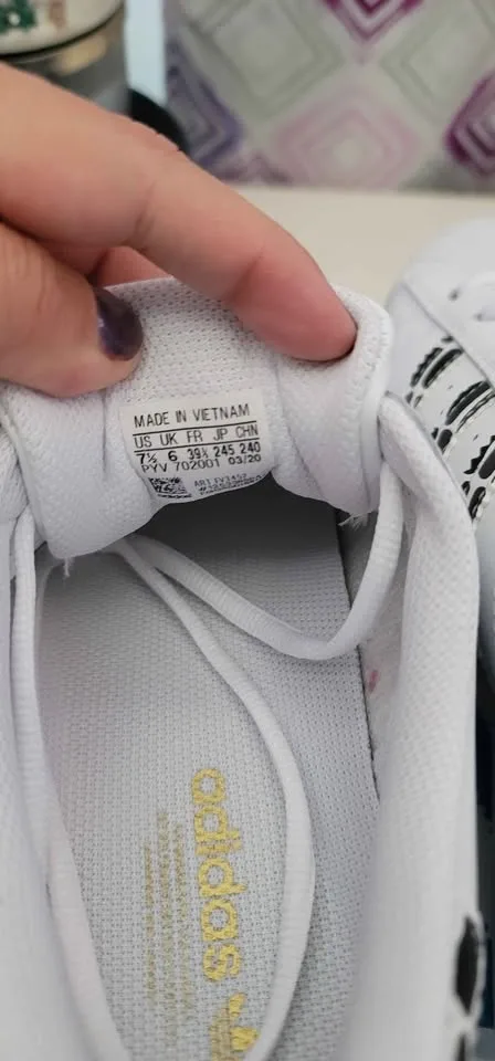 NEW Women's Adidas Superstar Shoes Size 7.5 image indicator(4)