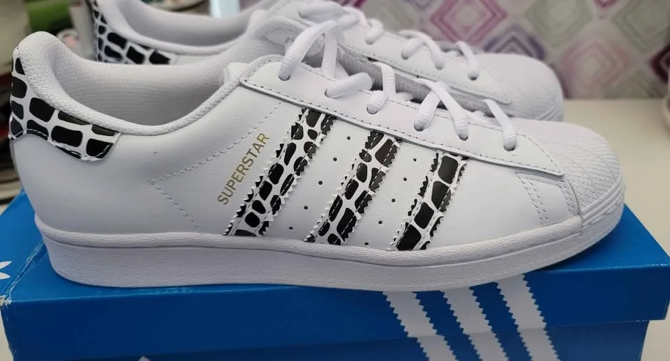NEW Women's Adidas Superstar Shoes Size 7.5 image indicator(5)