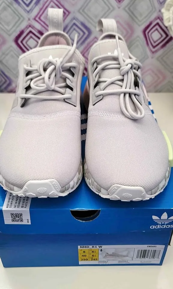 NEW Women's Adidas NMD_R1 Shoes Size 8 thumbnail