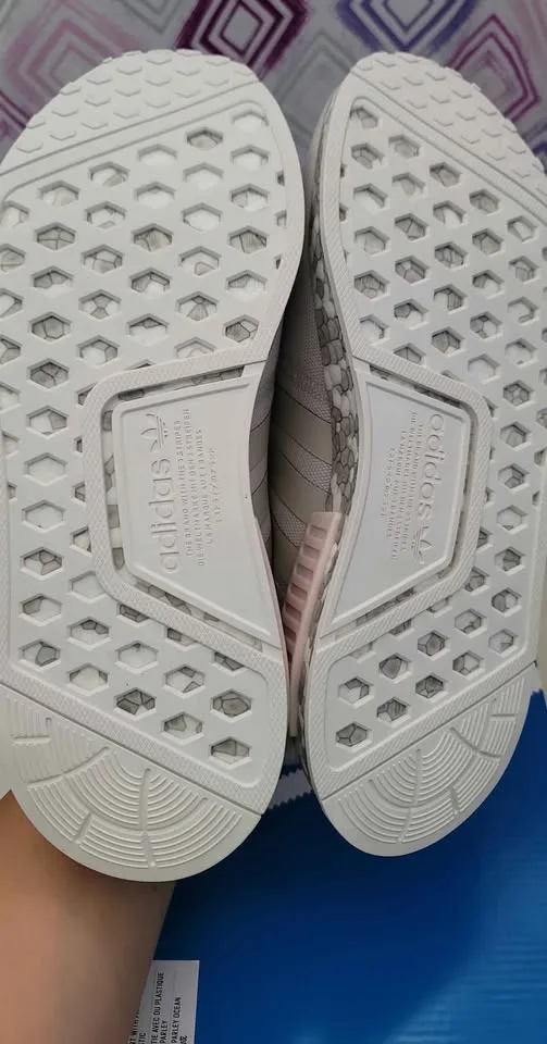 NEW Women's Adidas NMD_R1 Shoes Size 8 image indicator(2)