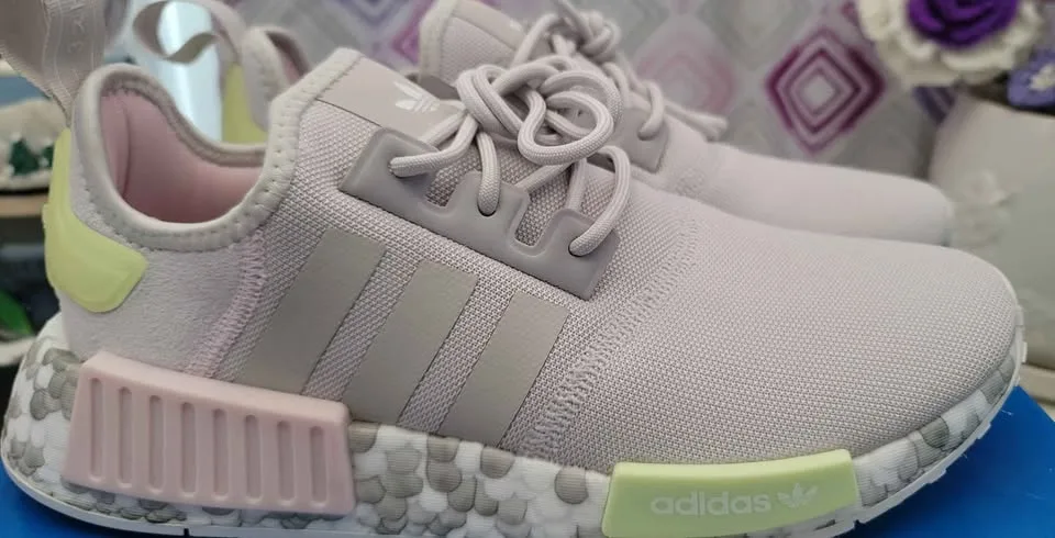 NEW Women's Adidas NMD_R1 Shoes Size 8 image indicator(4)