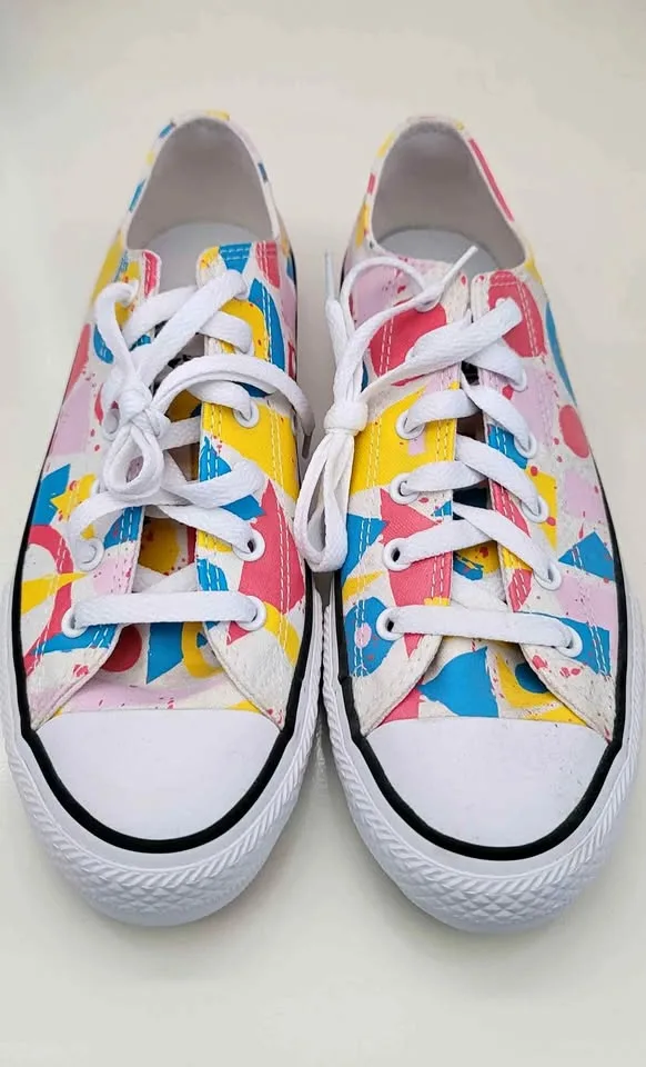 NEW Girls Converse Shoes Size 5.5 Youth thumbnail