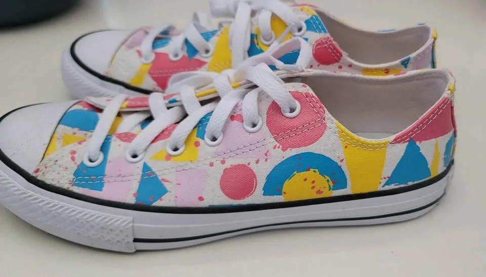 NEW Girls Converse Shoes Size 5.5 Youth image indicator(2)