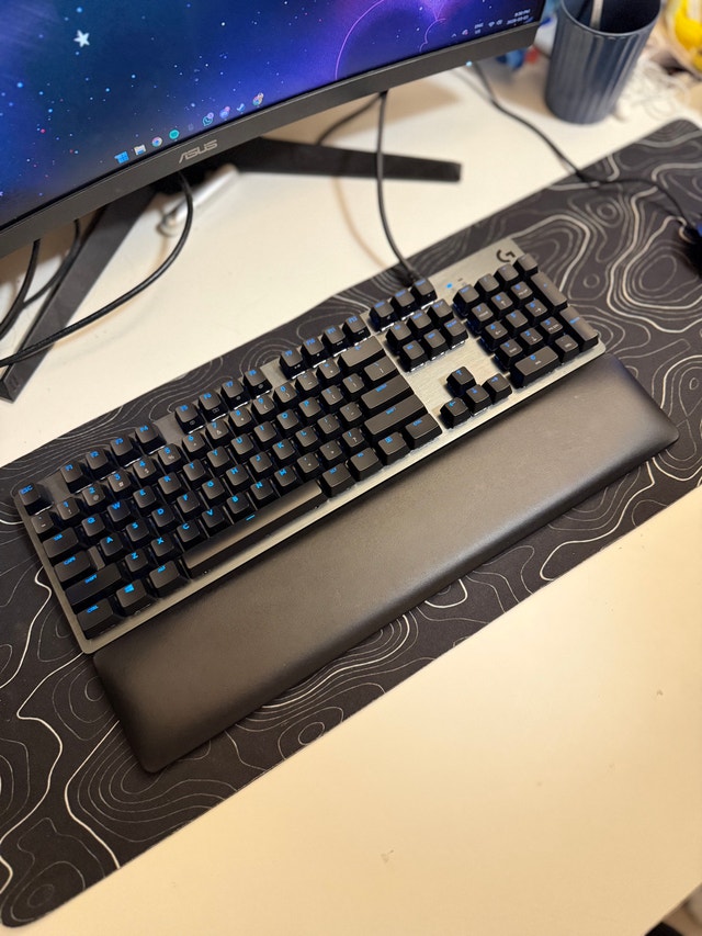 Logitech G512 Carbon RGB Mechanical Gaming Keyboard + Palm Rest