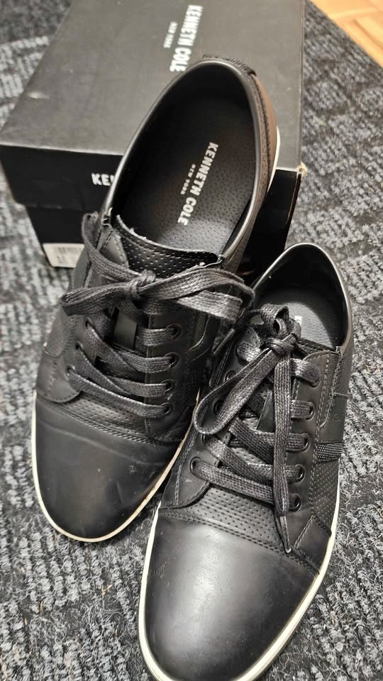 Kenneth Cole - Black Sneakers