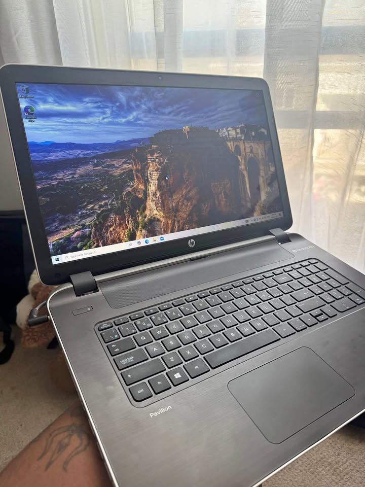 HP Pavilion 17 Laptop - 17.3" i5 / 6GB / 512GB