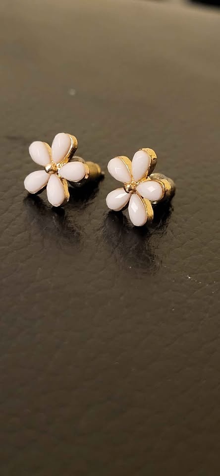 White Flower Stud Earrings - photo 2