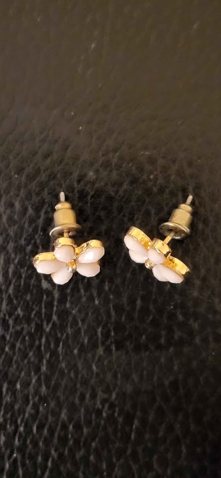 White Flower Stud Earrings - photo 3