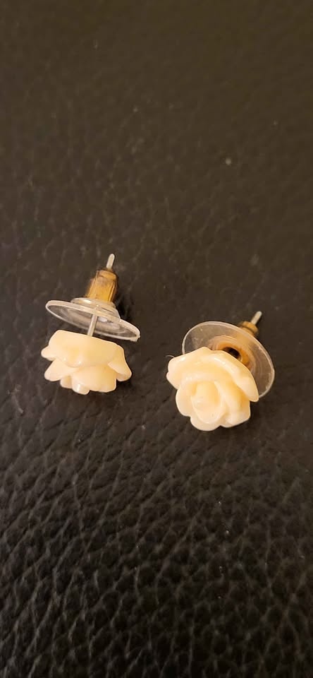 Cream rose stud earrings - photo 2
