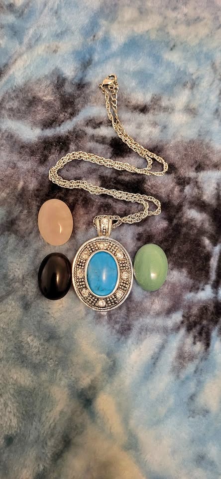 Silver tone necklace with interchangeable stone pendant and 4 st