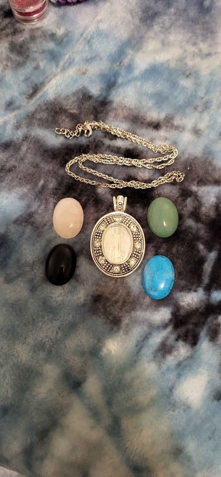 Silver tone necklace with interchangeable stone pendant and 4 st - photo 2
