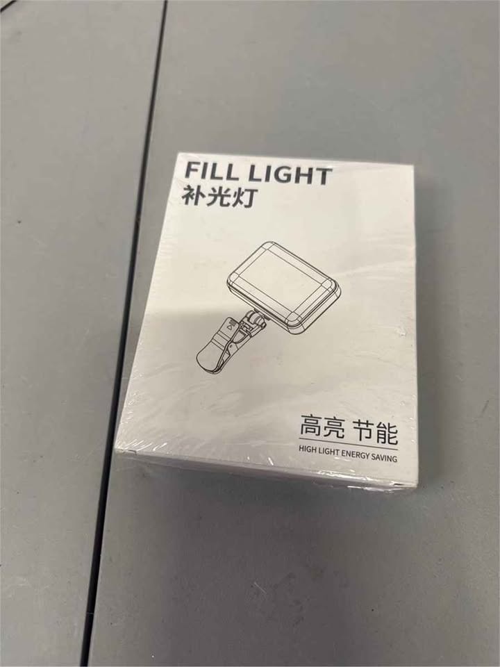 LED Selfie Light, Clip-On, 3 Modes - photo 2