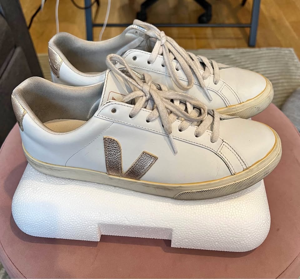 Veja white leather sneakers - size 10