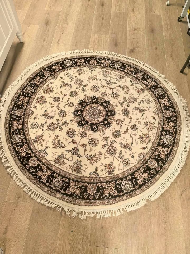 5.5 ft Round Wool Rug - Persian Style - Excellent Condition