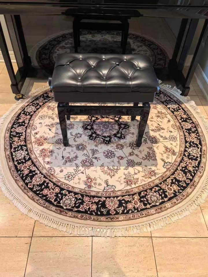 5.5 ft Round Wool Rug - Persian Style - Excellent Condition - photo 2