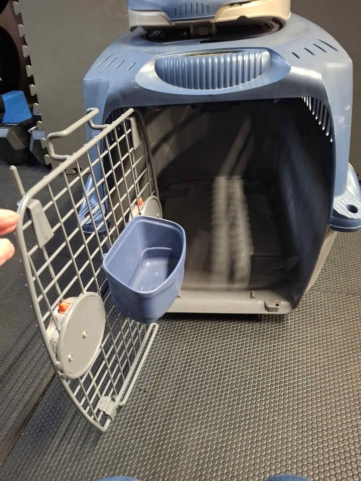 Dog Carrier - great for traveling - photo 4