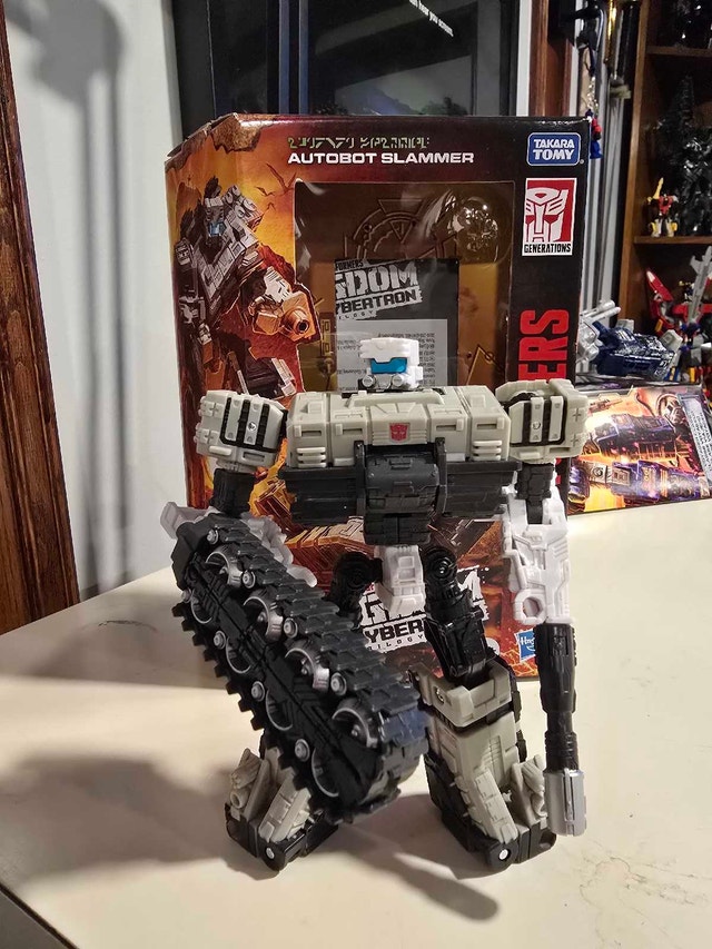 Transformers Generations War for Cybertron Kingdom Autobot Slamm