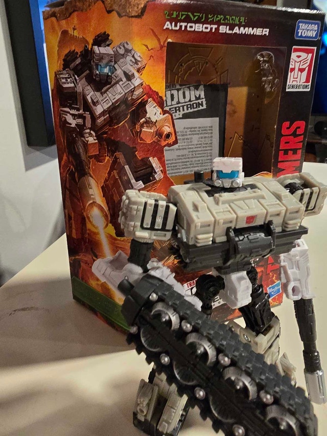 Transformers Generations War for Cybertron Kingdom Autobot Slamm - photo 2