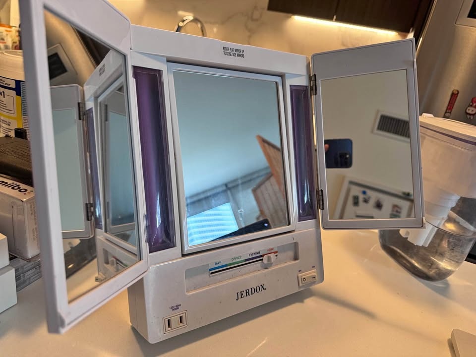 Makeup Mirror with 4 Light Settings
