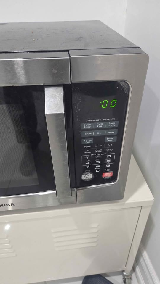 Toshiba Microwave - photo 2