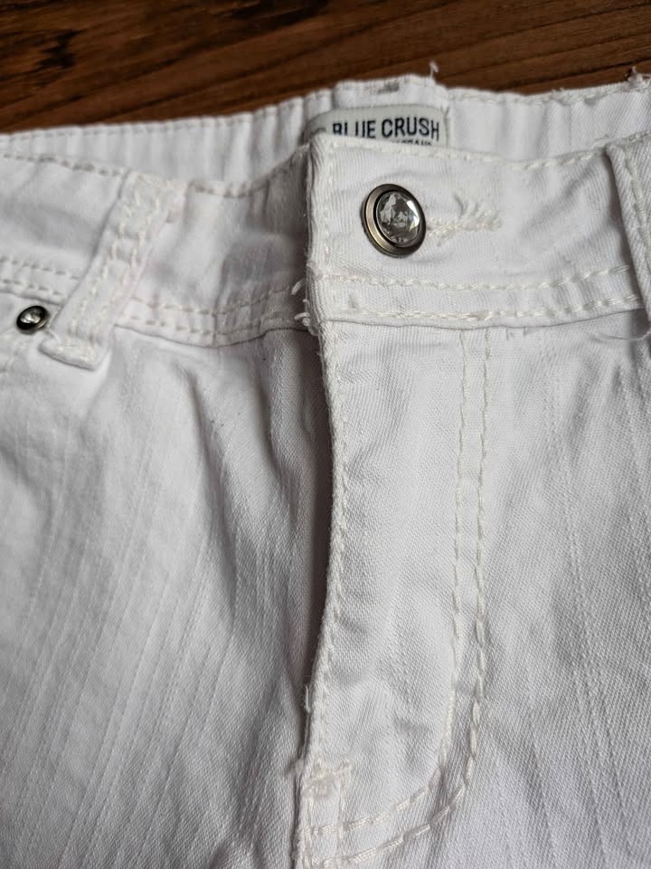 Women's white denim shorts - photo 2