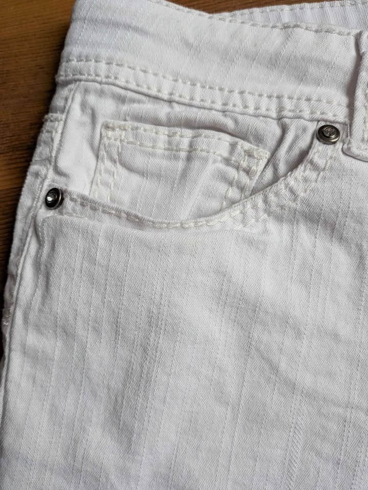 Women's white denim shorts - photo 3