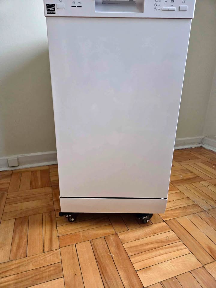 Danby 18″ Portable Dishwasher – White – Excellent Condition