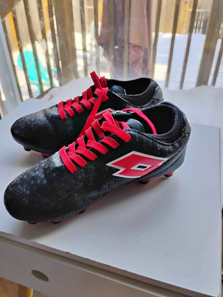 Lotto Storm Soccer Cleats - Kids Size 6