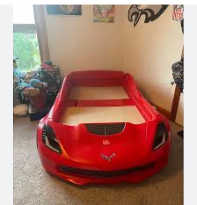 Kids twin car bed
