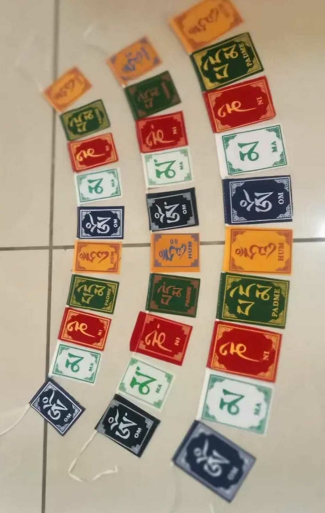 Decorative Items - LOVE Neon, Prayer Flags, Leaves - photo 4