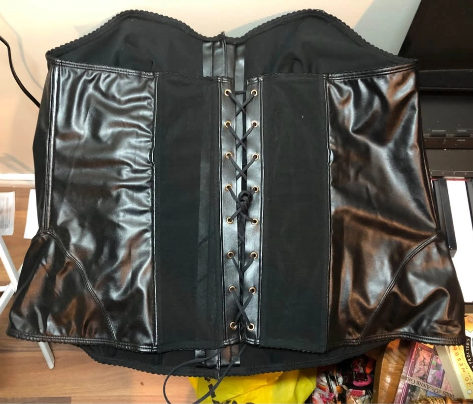 Moving, MUST GO! Torrid, Black Corset Top w Hook & Lace closures - photo 2